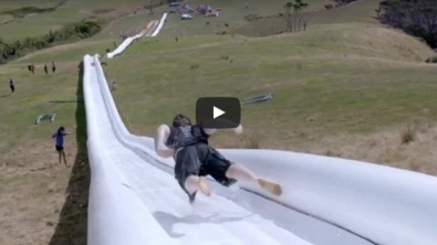 Illustration : "600 metres down and top speeds of 50 km/h on the longest water slide in the world! Where?"