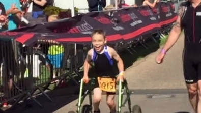 Illustration : "Suffering from cerebral palsy, this little boy decides to finish the race without his walker! A very moving moment..."