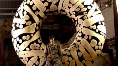 Illustration : For years he has been collecting wooden logs... Look at what he has made!