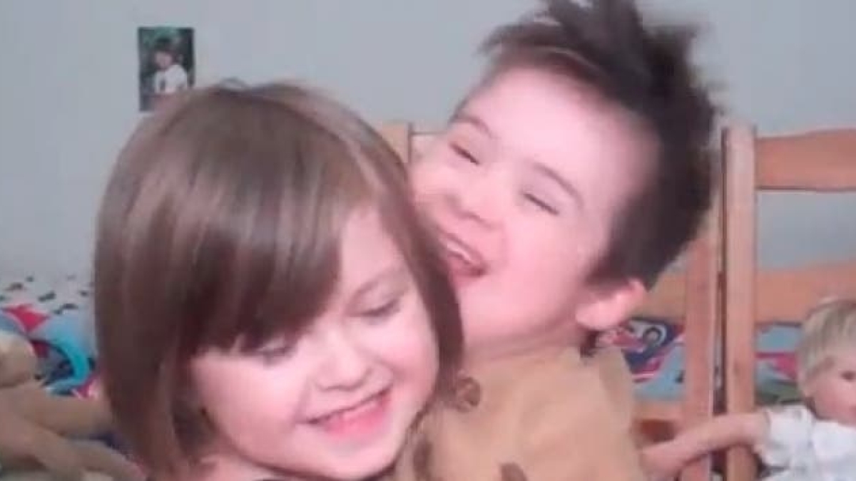 This mother goes into her children's room and what she hears instantly ...