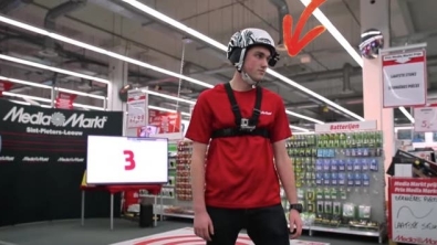 Illustration : This guy just won 100 seconds during which he was allowed to rob a Media Markt store... Look at what he was able to take!