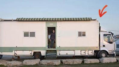 Illustration : He's retired, and he bought a truck and converted it into a dream home... It's amazing, but wait until you see the inside!