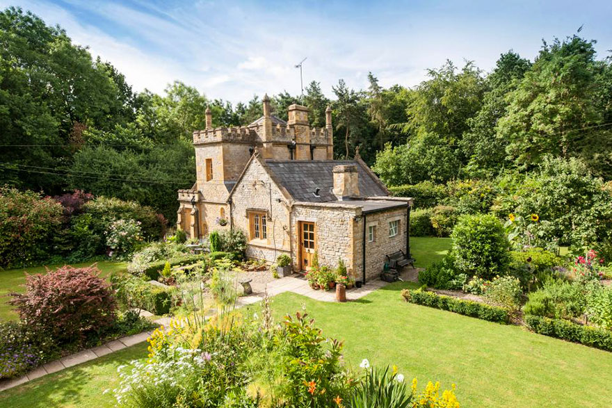 Illustration de l'article : This little castle is for sale, and you’ll fall in love with it when you see the inside!