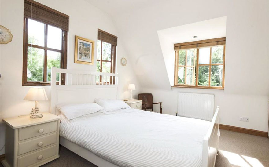 Illustration de l'article : This little castle is for sale, and you’ll fall in love with it when you see the inside!