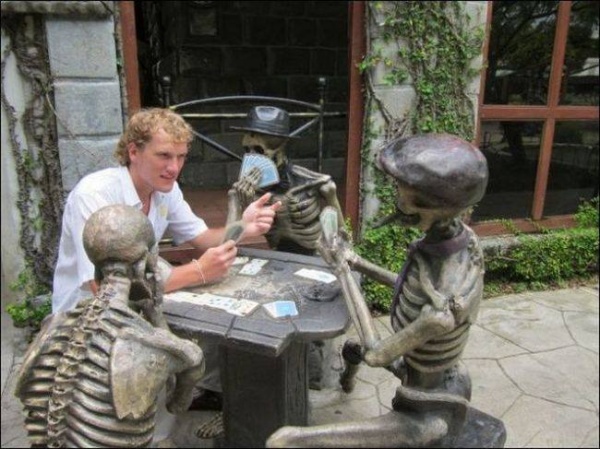 Illustration de l'article : 25 people who had fun posing with statues