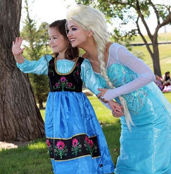 Illustration de l'article : 15 pictures of a girl who does everything to look like Disney princesses and the results are amazing!