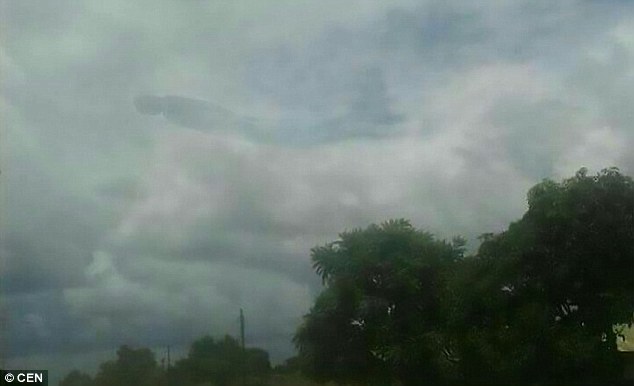 Illustration de l'article : Visitors flee in fear after the appearance of this strange form in the clouds!