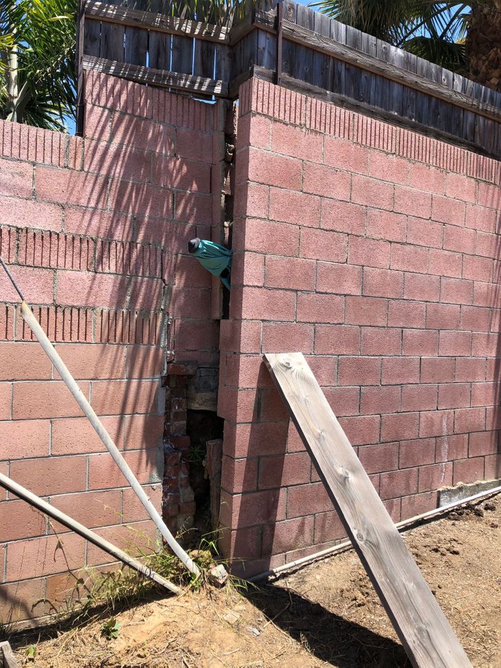 Illustration de l'article : 20 startling photos of buildings that are being held together by a thread 