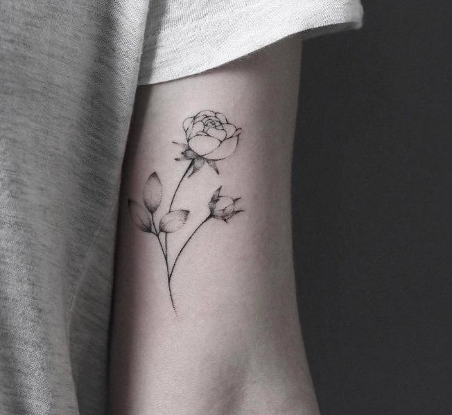 Illustration de l'article : 14 beautiful rose tattoos that are easy to create
