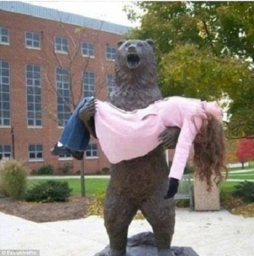 Illustration de l'article : 25 people who had fun posing with statues