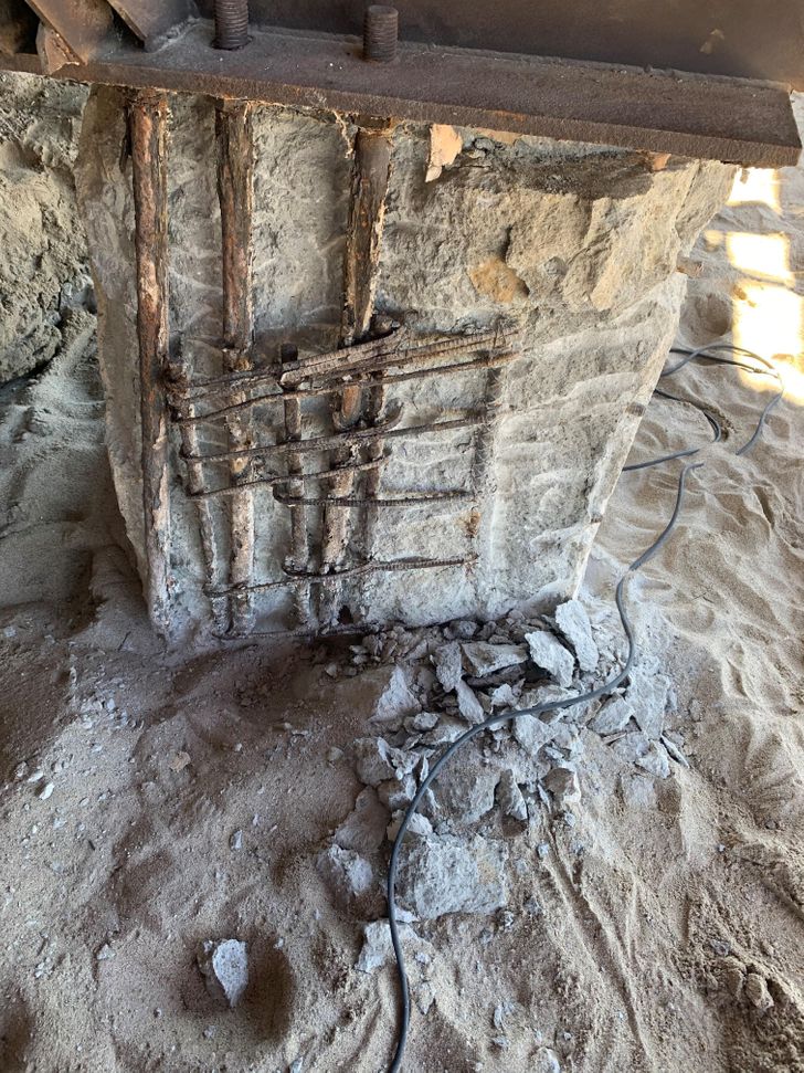 Illustration de l'article : 20 startling photos of buildings that are being held together by a thread 