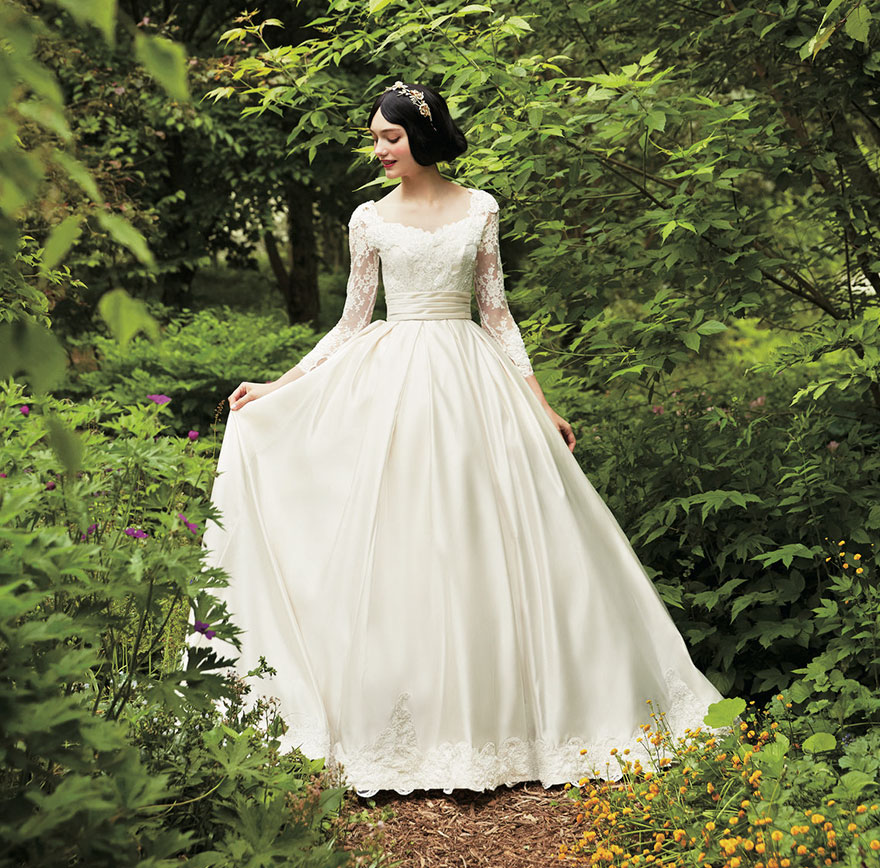 Illustration de l'article : A company that rents brides to be gorgeous Disney Princess wedding gowns for their big day