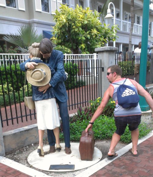 Illustration de l'article : 25 people who had fun posing with statues