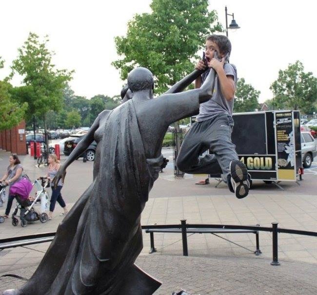 Illustration de l'article : 25 people who had fun posing with statues