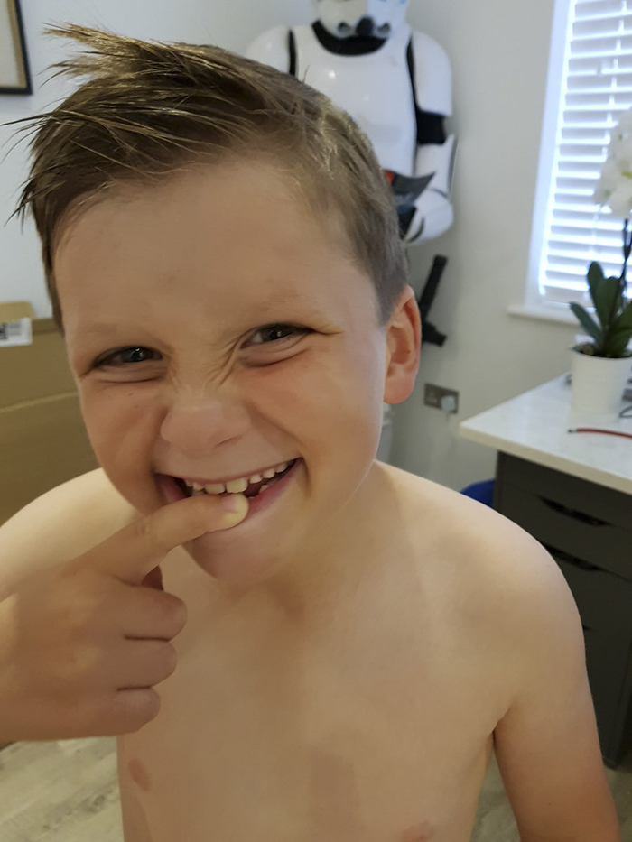 Illustration de l'article : This man found an excellent way to make sure his son brushed his teeth