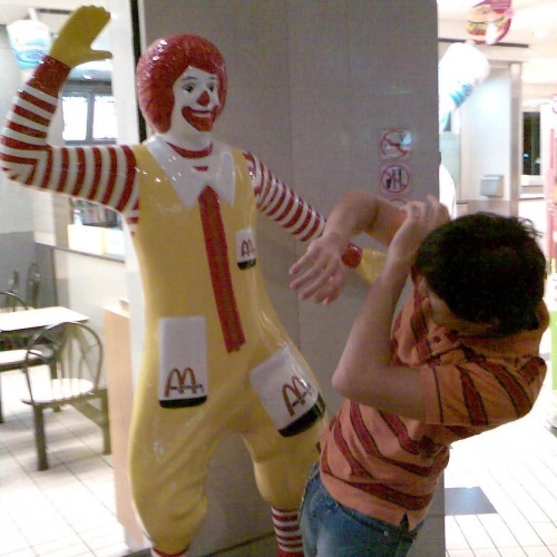Illustration de l'article : 25 people who had fun posing with statues