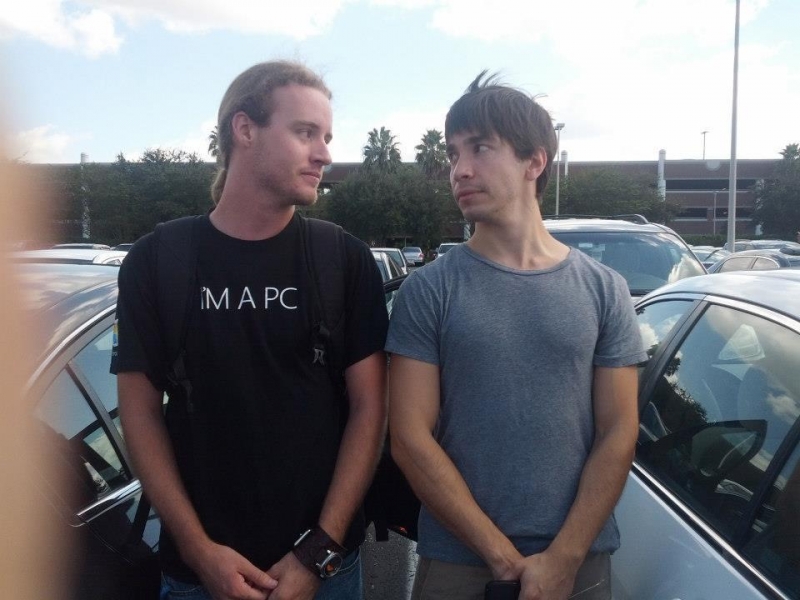 Illustration de l'article : Of these 12 pictures of people wearing the right t-shirt at the right time, which one is the most unusual?