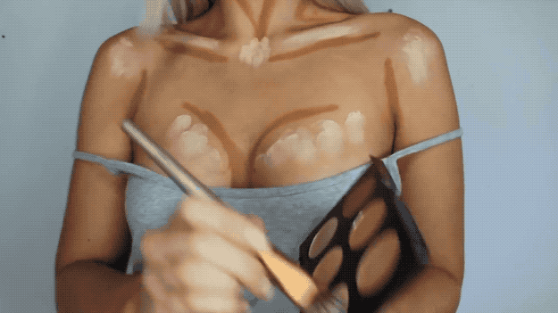 Illustration de l'article : 20 situations flat-chested girls struggle with everyday