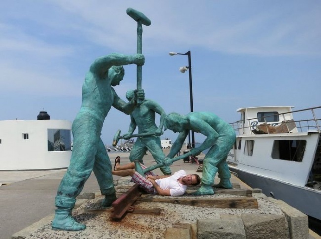 Illustration de l'article : 25 people who had fun posing with statues