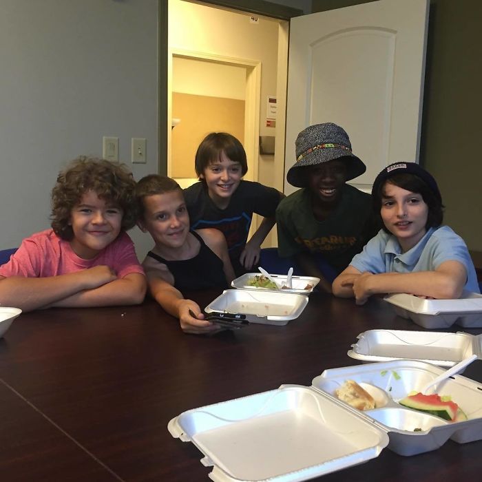 Illustration de l'article : 20 adorable photos of the Stranger Things cast hanging out together