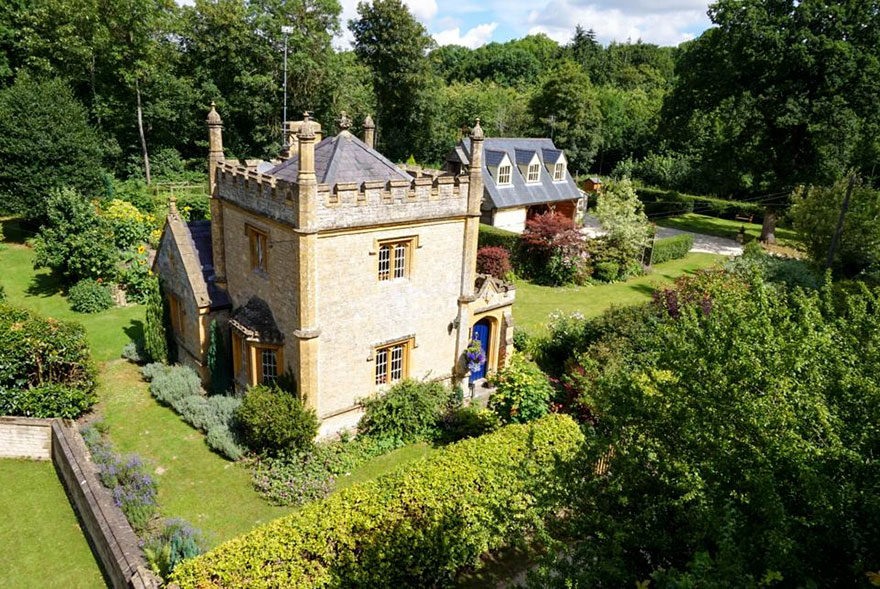 Illustration de l'article : This little castle is for sale, and you’ll fall in love with it when you see the inside!
