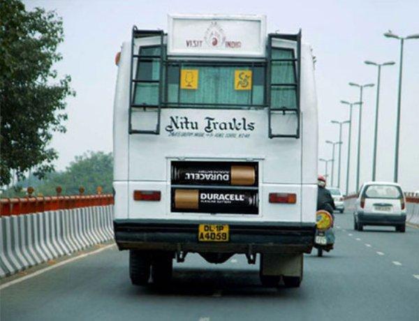 Illustration de l'article : 14 buses on the road with out-of-the-ordinary advertising posters! Which ones are the most original?
