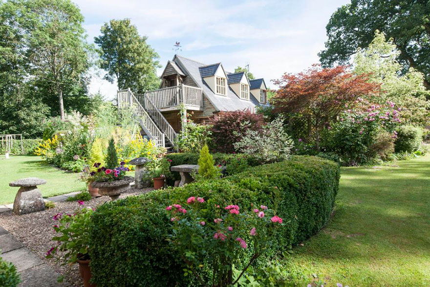 Illustration de l'article : This little castle is for sale, and you’ll fall in love with it when you see the inside!