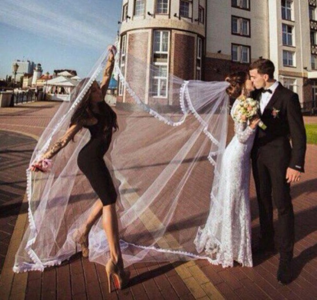 Illustration de l'article : 18 funny photos that prove how much women value their BFF