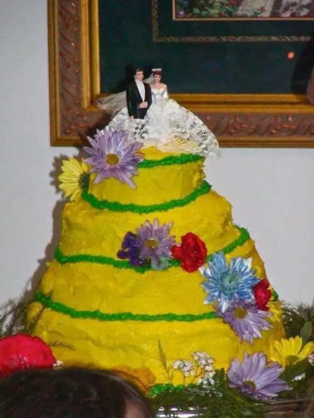 Illustration de l'article : The 20 most horrific wedding cakes ever! Pastry chefs, are you jealous?