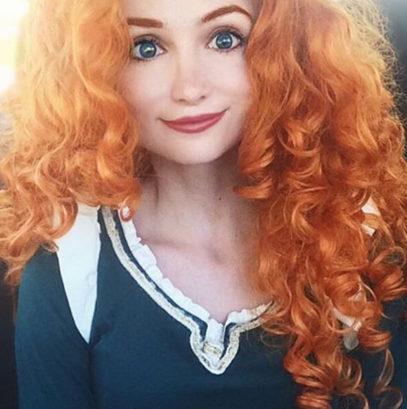 Illustration de l'article : 15 pictures of a girl who does everything to look like Disney princesses and the results are amazing!