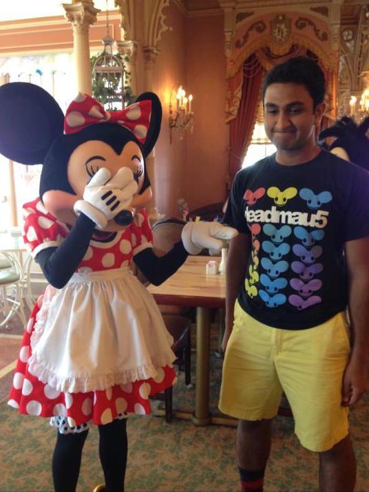 Illustration de l'article : Of these 12 pictures of people wearing the right t-shirt at the right time, which one is the most unusual?