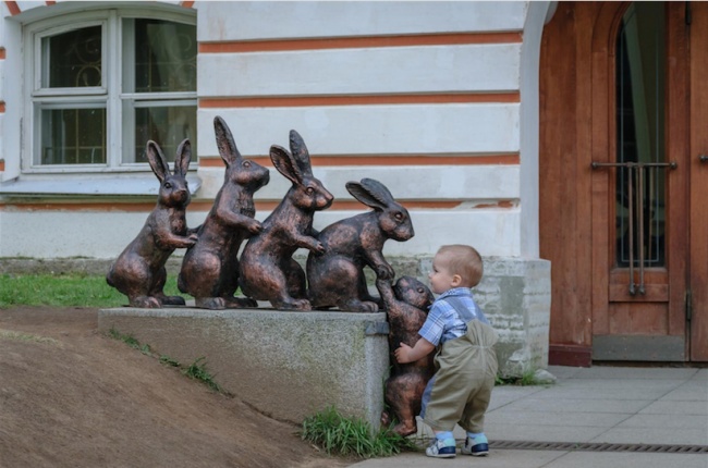 Illustration de l'article : 25 people who had fun posing with statues