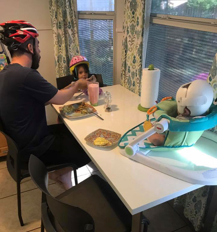 Illustration de l'article : An adorable family wears bicycle helmets in a show of solidarity for their son