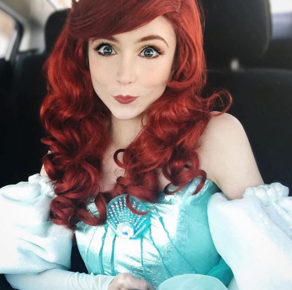 Illustration de l'article : 15 pictures of a girl who does everything to look like Disney princesses and the results are amazing!