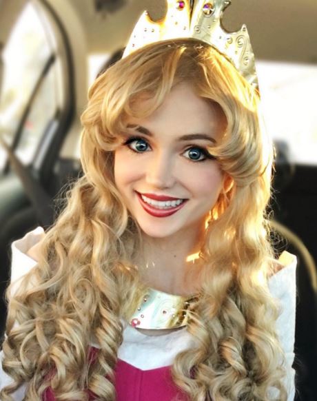 Illustration de l'article : 15 pictures of a girl who does everything to look like Disney princesses and the results are amazing!