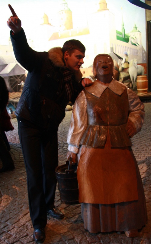 Illustration de l'article : 25 people who had fun posing with statues