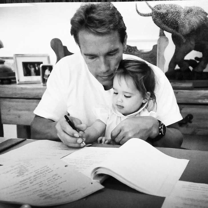 Illustration de l'article : 15 photos of Arnold Schwarzenegger being an awesome dad