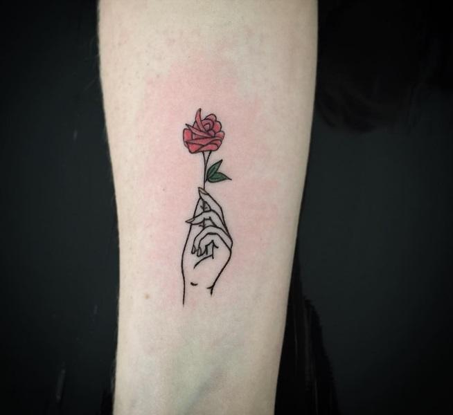 Illustration de l'article : 14 beautiful rose tattoos that are easy to create