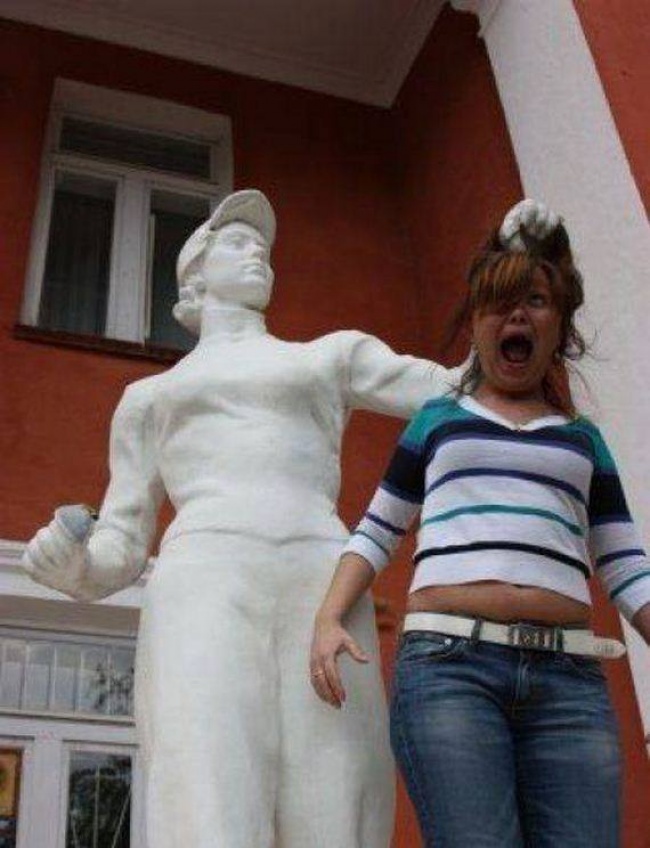 Illustration de l'article : 25 people who had fun posing with statues