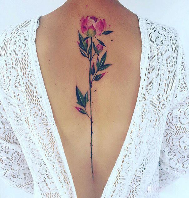 Illustration de l'article : 20 elegant and feminine spine tattoos