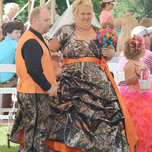 Illustration de l'article : Which of these 14 original wedding dresses is the most vile?