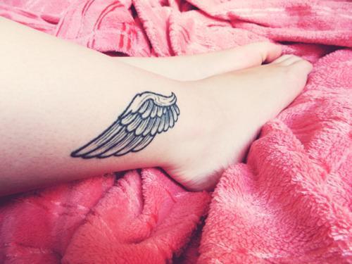 Illustration de l'article : The 11 best ankle tattoo ideas. Summer’s getting close!