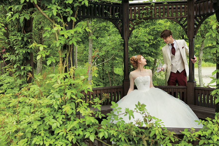 Illustration de l'article : A company that rents brides to be gorgeous Disney Princess wedding gowns for their big day