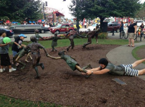 Illustration de l'article : 25 people who had fun posing with statues