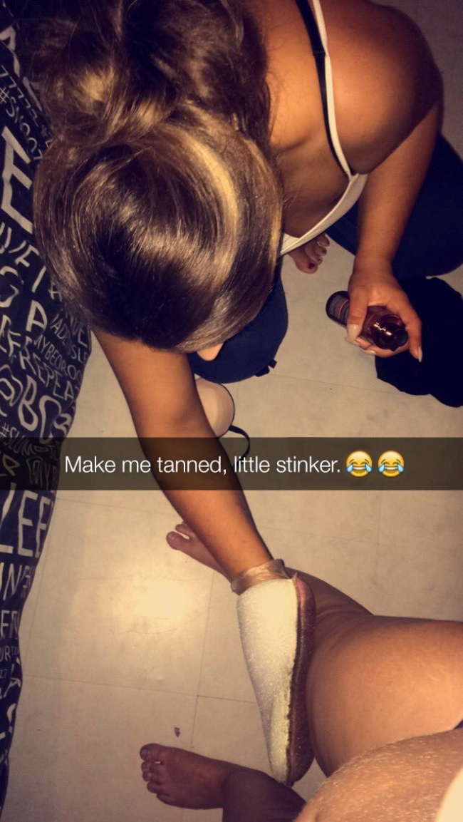 Illustration de l'article : 18 funny photos that prove how much women value their BFF