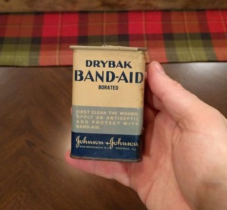 Illustration de l'article : 16 photos of old objects found by tenants when they moved into a new home
