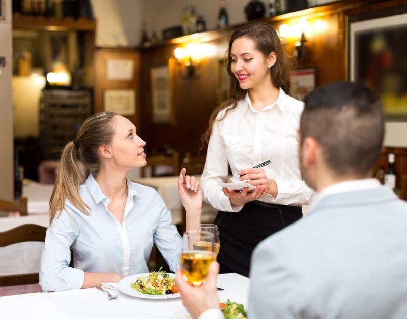 Illustration de l'article : 12 annoying things you should never say to your server!