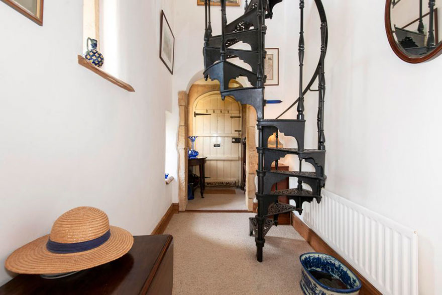 Illustration de l'article : This little castle is for sale, and you’ll fall in love with it when you see the inside!