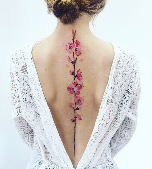 Illustration de l'article : 20 elegant and feminine spine tattoos