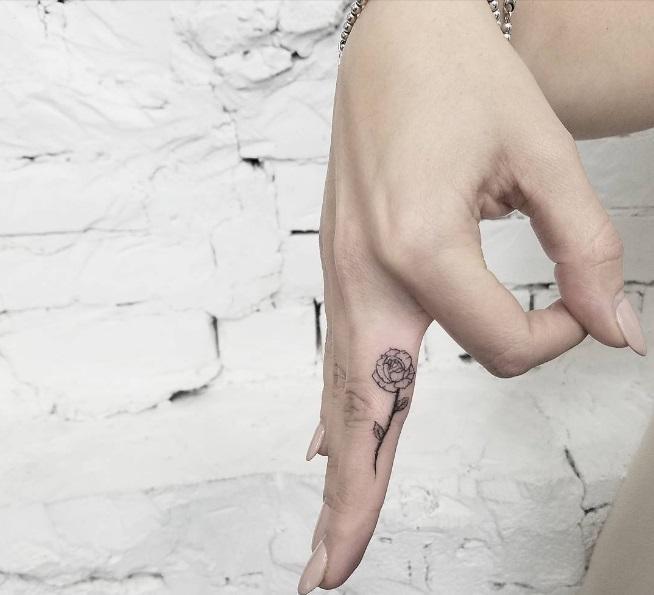 Illustration de l'article : 14 beautiful rose tattoos that are easy to create